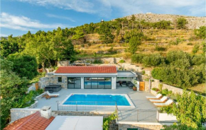 Amazing home in Donje Sitno w/ Outdoor swimming pool, Jacuzzi and 4 Bedrooms